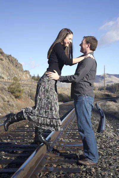 Pareja en las vías del tren Imagen De Stock