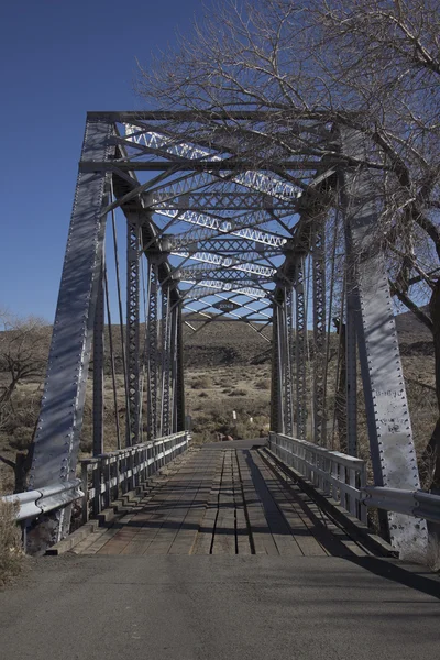 Eine alte Stahlbrücke — Stockfoto