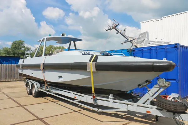 Nouveau bateau sur une remorque dans un chantier naval néerlandais. Pays Bas — Photo