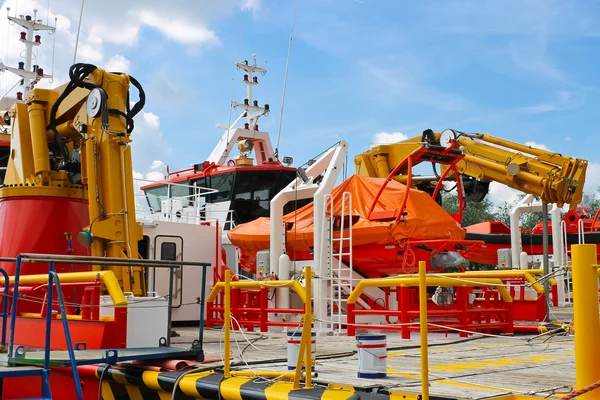 Pièces et équipements de navires neufs en construction au chantier naval — Photo