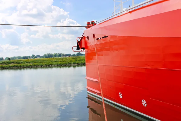 Yeni kırmızı gemi limanda yay — Stok fotoğraf