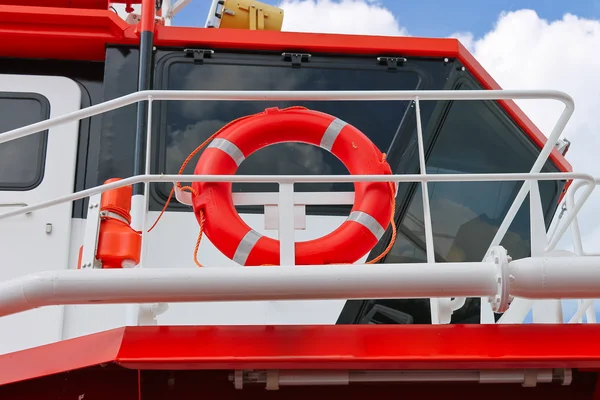 Boya salvavidas en un barco moderno — Foto de Stock