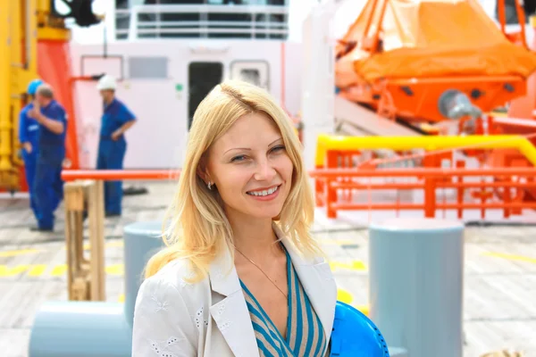 Mulher engenheira construtora naval no estaleiro . — Fotografia de Stock