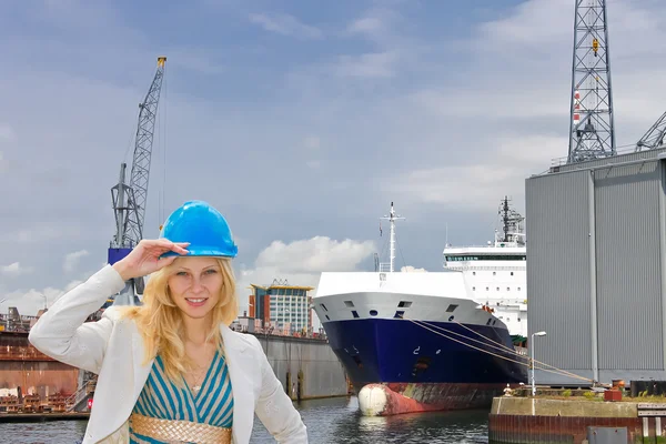 Žena inženýr loděnice v loděnici. — Stock fotografie