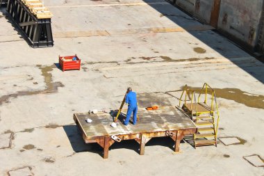 Mühendislik ölçümleri havuz tersanelerinde gerçekleştirir.