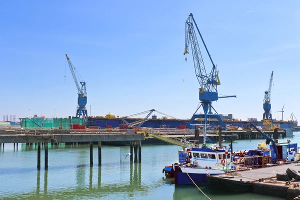 ภูมิทัศน์อุตสาหกรรม เครนในอู่ต่อเรือ — ภาพถ่ายสต็อก