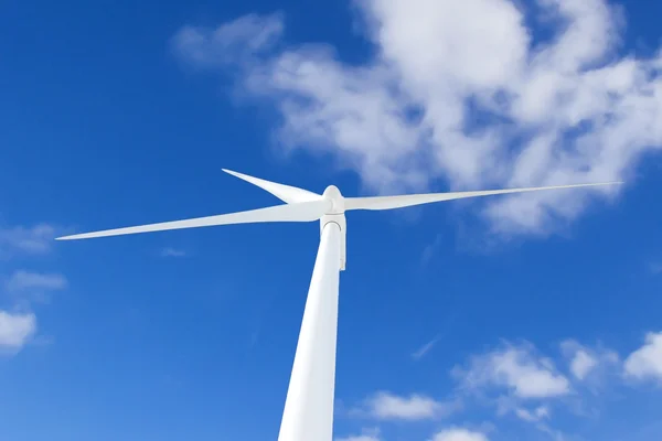 Éolienne contre ciel nuageux bleu . — Photo