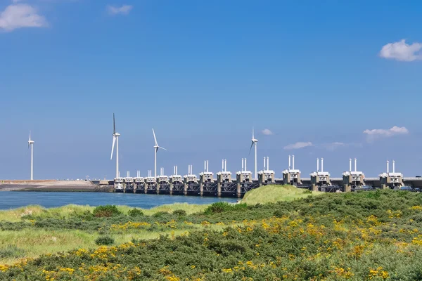 Des éoliennes près de la barrière anti-tempête. Pays Bas — Photo