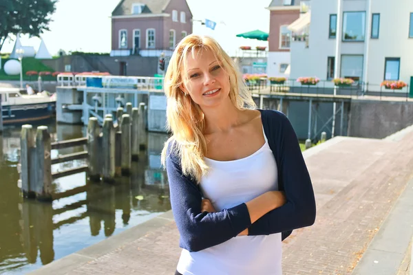 Girl on the waterfront in the Dutch town of Gorinchem. Netherlan — Stock Photo, Image