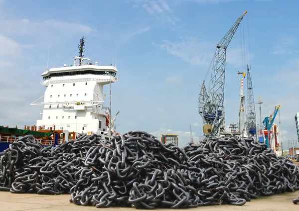 Un mucchio di catena di ancoraggio in un cantiere navale — Foto Stock