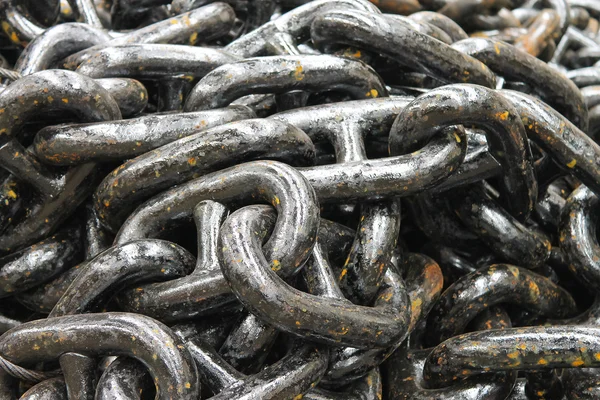 The new black anchor chain in stock shipyard — Stock Photo, Image