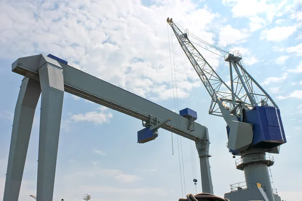 Gantry crane for unloading at the port — Stock Photo, Image