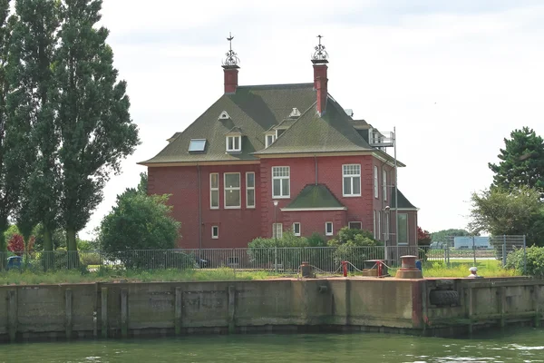 Maison en brique de banlieue sur le canal. Pays Bas — Photo