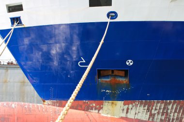 buigen over de reparatie in een scheepswerf