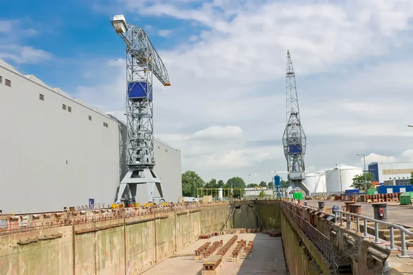 Kran in der Nähe eines überdachten Trockendocks auf der Werft — Stockfoto