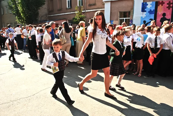 Dzień wiedzy. uczniów starszych klas prowadzi pierwszy wełny — Zdjęcie stockowe