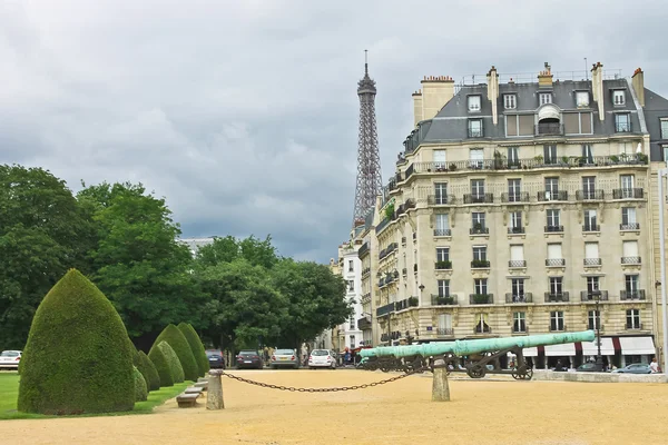 Widok na Wieżę Eiffla, od les invalides w Paryżu — Zdjęcie stockowe