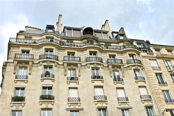 Fasada tradycyjny budynek w centrum Paryża, Francja — Zdjęcie stockowe