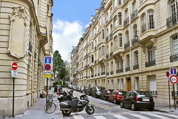 Paris'in merkezinde şeritte. Fransa