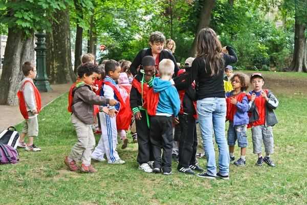 PARÍS, FRANCIA - 10 DE JULIO: grupo de niños franceses no identificados con —  Fotos de Stock