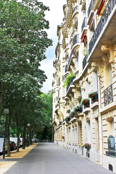 Fasáda v tradiční budově v Paříži, Francie — Stock fotografie