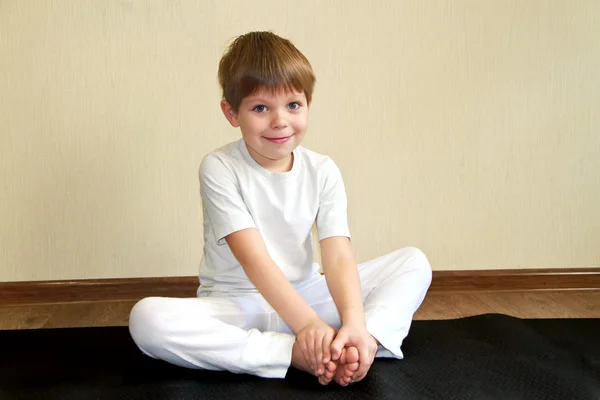 Baby yoga hemma — Stockfoto