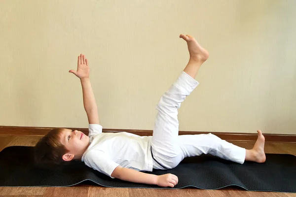 Yoga bebê em casa — Fotografia de Stock