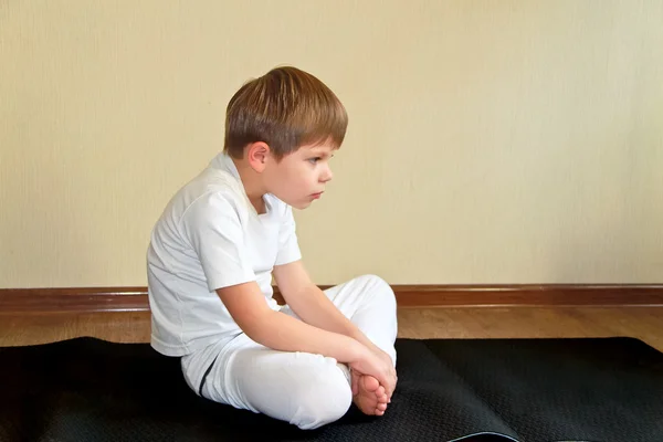 Дитяча йога вдома — стокове фото