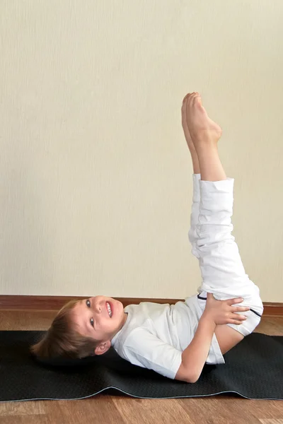 Yoga bebê em casa — Fotografia de Stock