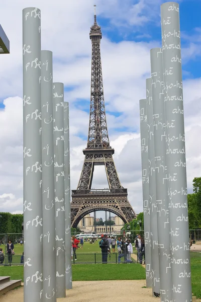 Parisians and tourists on lawn Champs de Mars in Paris — Stock Photo, Image