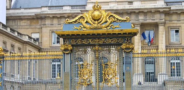Ворота дворца правосудия в Париже. Франция — стоковое фото