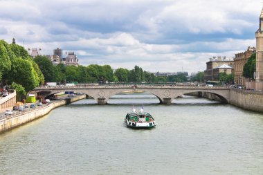 Paris'te seine Nehri üzerinde tekne keyfi. Fransa
