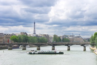 Paris'te seine Nehri üzerinde tekne keyfi. Fransa