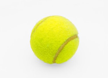 Beyaz arkaplanda tenis topu