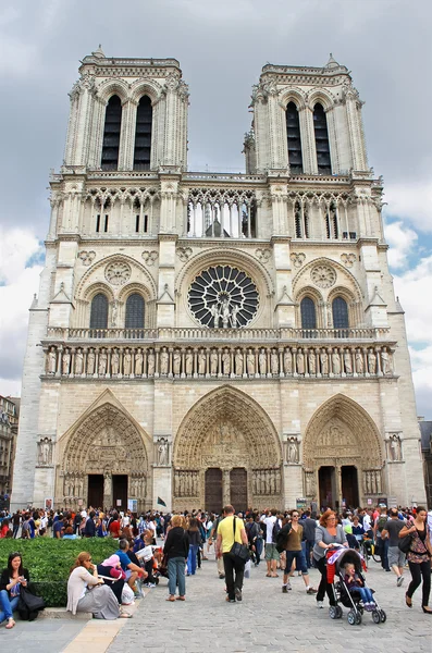 Turistas perto de Notre Dame de Paris. França — Fotografia de Stock