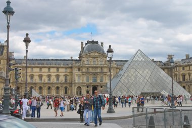 Louvre Müzesi önündeki meydanda. Paris. Fransa