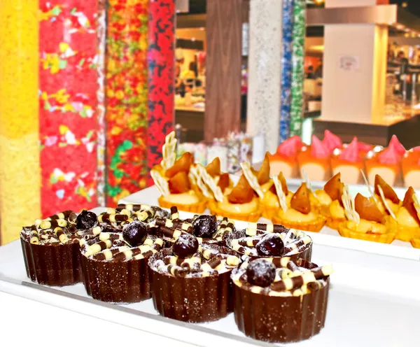Verschillende taarten tentoongesteld in het café — Stockfoto