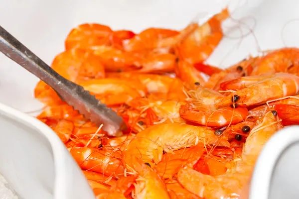 Vařené krevety v misce v restauraci — Stock fotografie