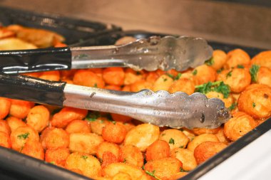 bir restoranda bir tabak kızarmış patates