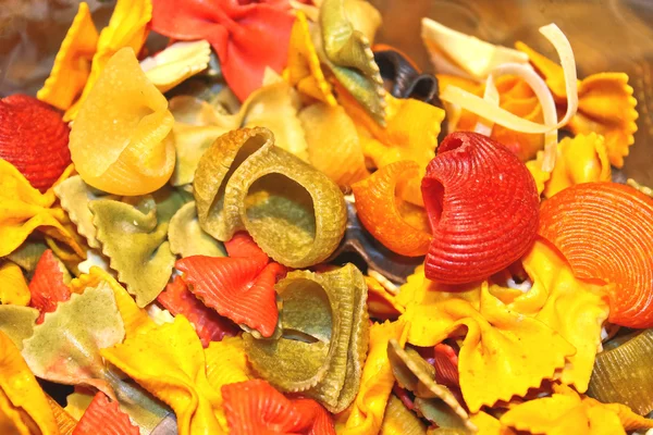 Allsorts färgad pasta innan tillagning. — Stockfoto