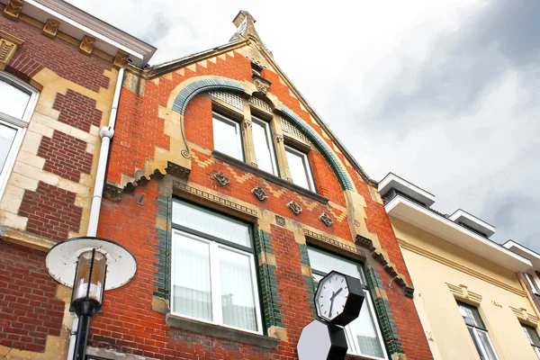 Velho edifício outono nublado dia. Valkenburg. Países Baixos — Fotografia de Stock