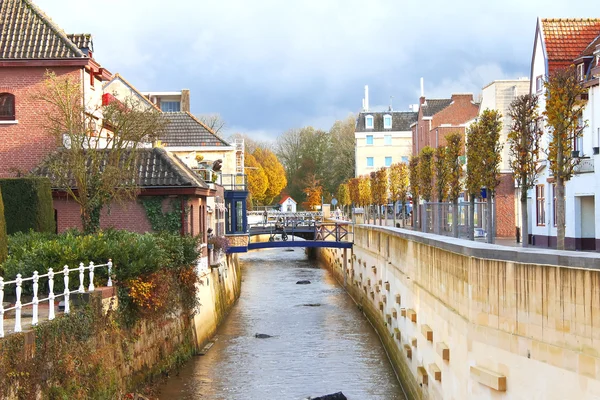 Canal de la ciudad en Valkenburg. Países Bajos — Foto de Stock