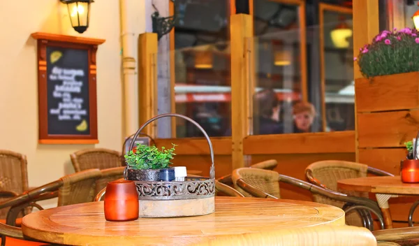 Der Innenraum des Restaurants ist mit Holz dekoriert — Stockfoto
