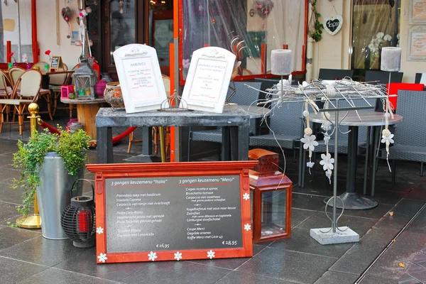 Kavárna na ulici v valkenburg. Nizozemsko — Stock fotografie