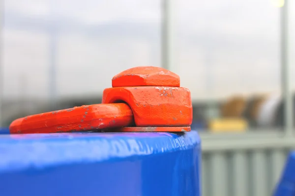 Shackle with a bolt to the metal structure — Stock Photo, Image