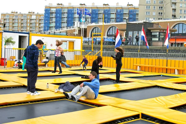 genç bir trambolin üzerinde atlama. Lahey. sc beach