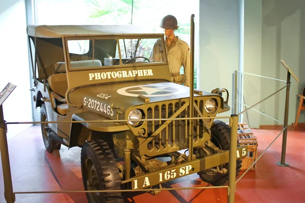 Autokriegskorrespondent im Museum der Schlacht in der Normandie. — Stockfoto