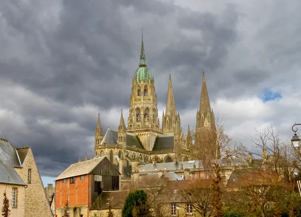 Kathedraal van Bayeux tegen een bewolkte hemel — Stockfoto