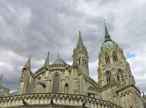 Catedral de Bayeux contra un cielo nublado — Foto de Stock