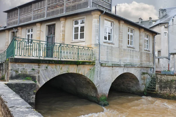 Oud huis aan de rivier in het stad van bayeux. Normandië, Frankrijk — Stockfoto